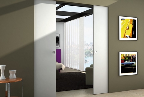 Eclisse Syntesis Line als Einzelflügeltür mit weißem in der Wand laufendem Holztürtürblatt im Wohnbreich in Szene gesetzt