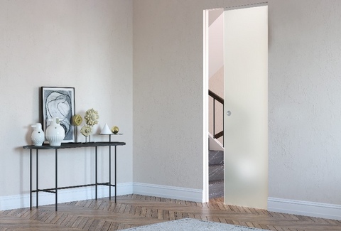 Schiebetür Eclisse Syntesis Line einflügelig mit satiniertem Glastürblatt im Wohnzimmer