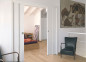 Preview: Einbaukasten TELESKOP von Eclisse im Wohnbereich mit weißen Türblättern und Zarge.
