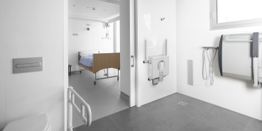 Eclisse Schiebetürkasten EWOLUTO® in einem besonders anspruchvollem Umfeld - hier in einem Behinderten gerechten Badezimmer. Tragende Elemente sind direkt am Einbaukasten montiert.