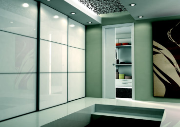 Beispiel eines fertig eingebauten Eclisse UNICO EF Schiebetürkastens in einem Wohn- & Schlafbereich.