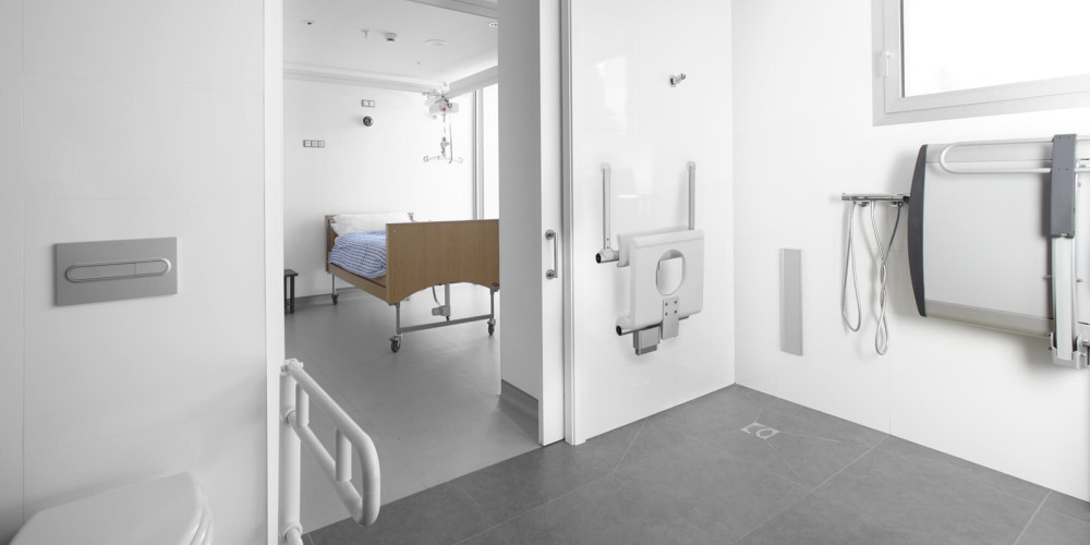 Eclisse Schiebetürkasten EWOLUTO® in einem besonders anspruchvollem Umfeld - hier in einem Behinderten gerechten Badezimmer. Tragende Elemente sind direkt am Einbaukasten montiert.