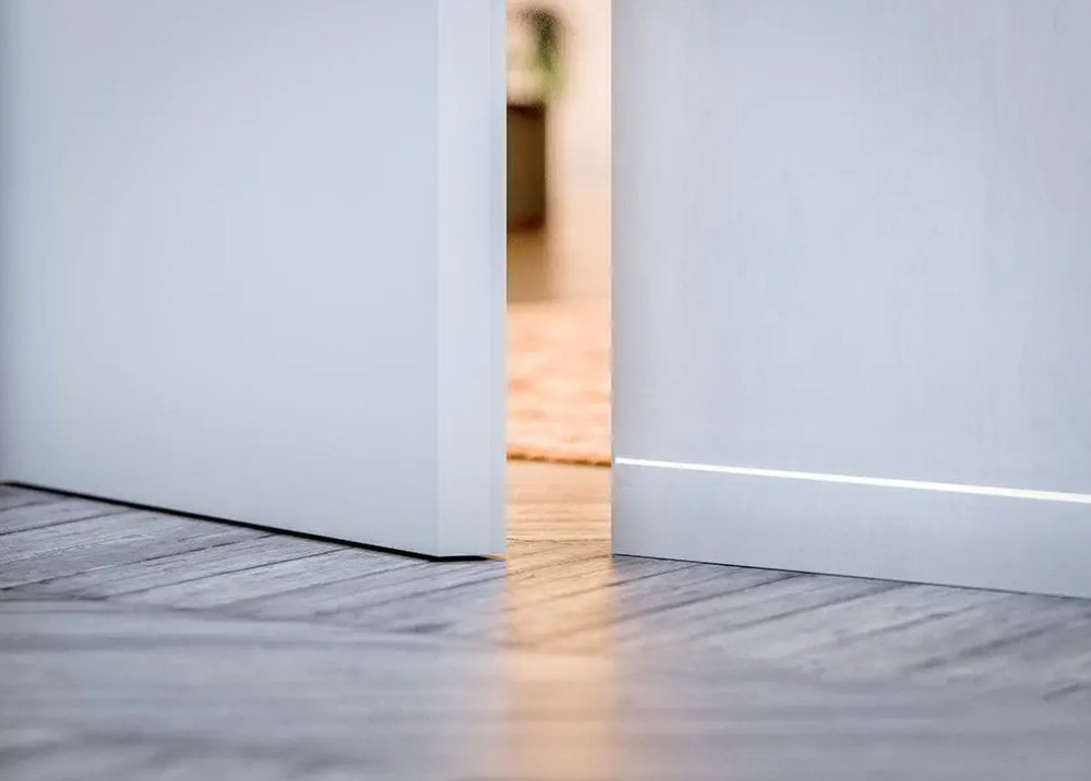 Ansatzprofil für PLANO Drehflügeltür mit LED-Beleuchtung im Wohnbereich